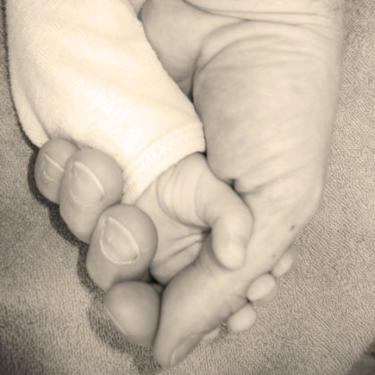 Babyhand und Erwachsenenhand